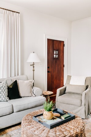 Een smart-tv, een open haard en boeken