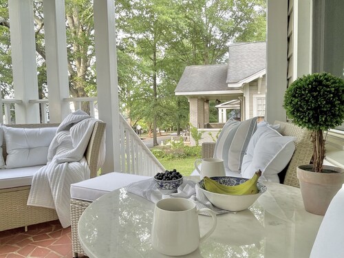 Designer Retreat in Quaint Historic District w Front Porch Dining under the oaks