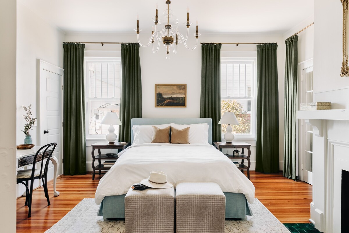 Designer Retreat in Quaint Historic District w Front Porch Dining under the oaks