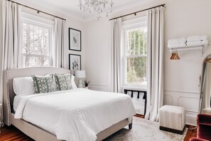 4 Schlafzimmer, Betten mit Memory-Foam-Matratzen, Schreibtisch