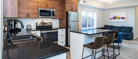 Geladeira, micro-ondas, fogão, cooktop