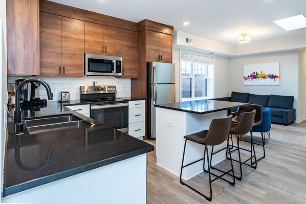 Refrigerador, microondas, horno y parrilla de estufa 