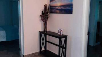 2 habitaciones, escritorio, tabla de planchar con plancha y wifi gratis