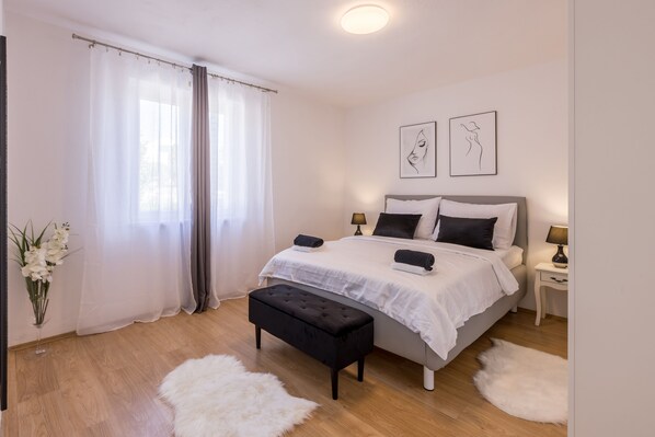 3 bedrooms, iron/ironing board, WiFi, bed sheets