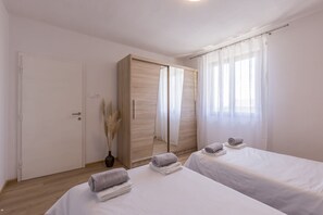 3 bedrooms, iron/ironing board, WiFi, bed sheets