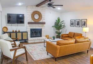 Smart TV, chimenea y oficina 