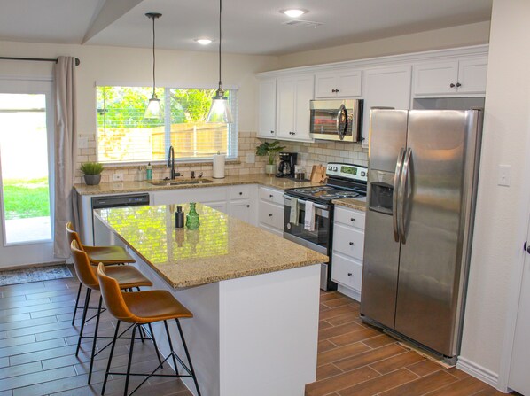 Kjøleskap, mikrobølgeovn, ovn og kokeplater