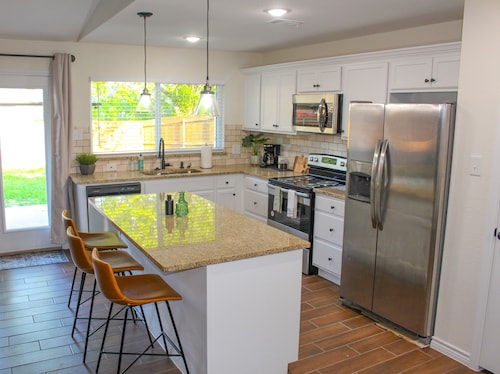 Newly Renovated Home! GREAT Location. PERFECT for long stays! 🌇