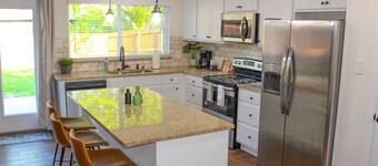 Newly Renovated Home! GREAT Location. PERFECT for long stays! 🌇