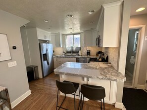 Een koelkast, een microgolfoven, een oven, een kookplaat