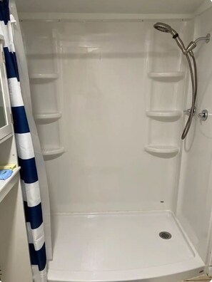 Doccia, asciugacapelli, asciugamani, sapone