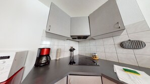 Jääkaappi, mikroaaltouuni, kahvin-/teenkeitin, vedenkeitin