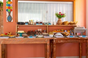 Free daily buffet breakfast - Pousada Casa Cajá (Porto Seguro)