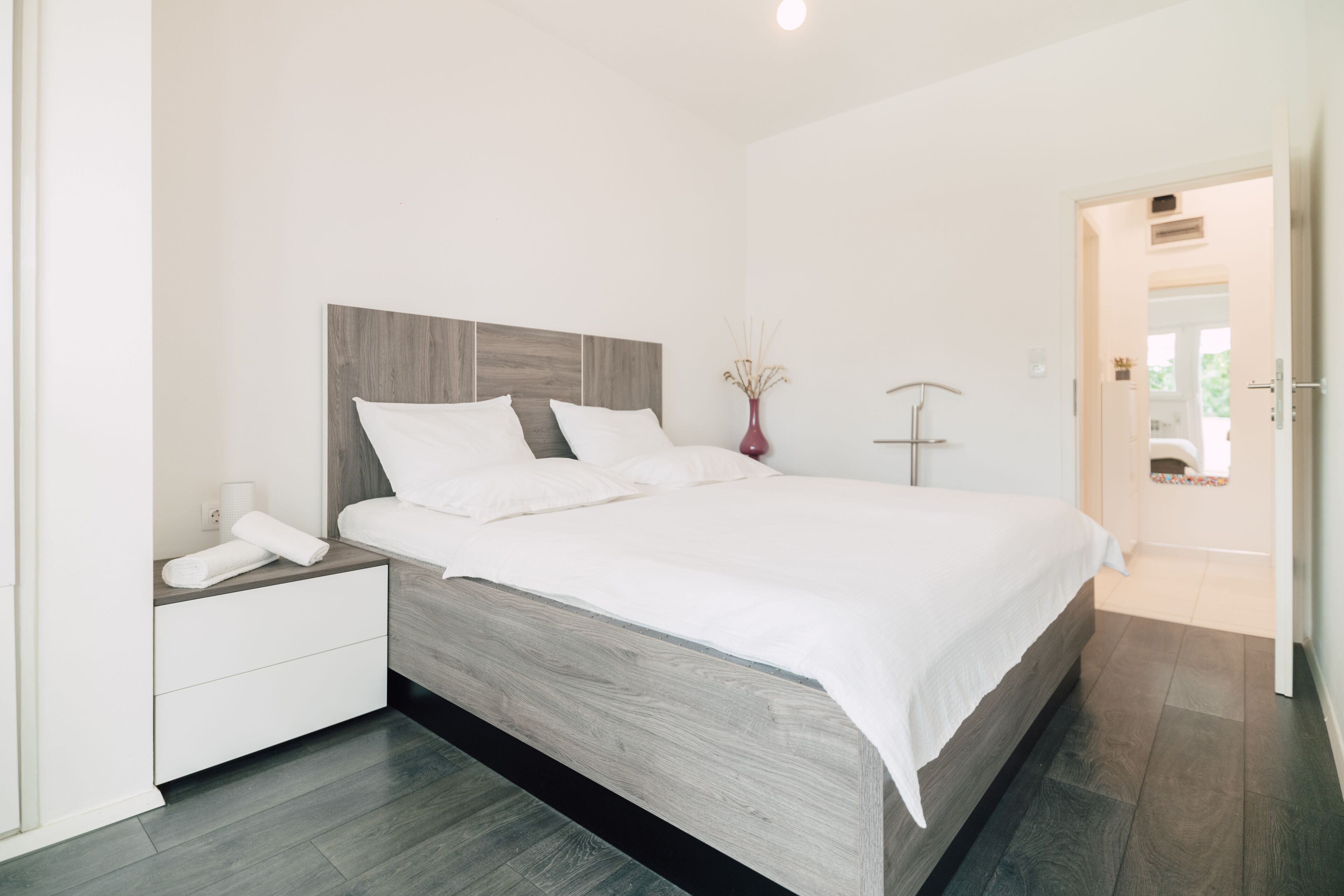 1 Schlafzimmer, Schreibtisch, schallisolierte Zimmer