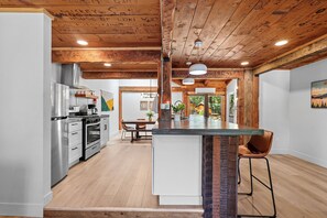 Fridge, microwave, oven, stovetop - Basecamp Lodge - Cabin 4 (Mount Shasta)