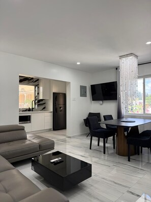 Leilighet – exclusive | Oppholdsområde | En 55-tommers smart-TV med kabel-kanaler