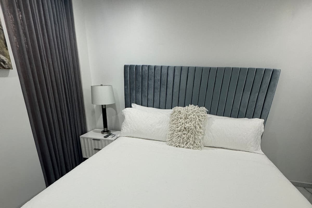 Suite – premium, 2 soverom, ved havkanten | Safe på rommet, wi-fi (inkludert) og sengetøy