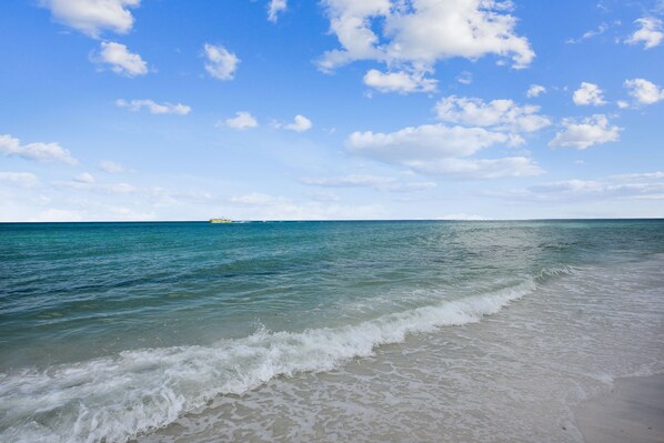 Una spiaggia nelle vicinanze