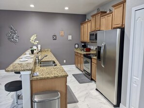 ثلاجة، ميكروويف، فرن، موقد طهي مسطح