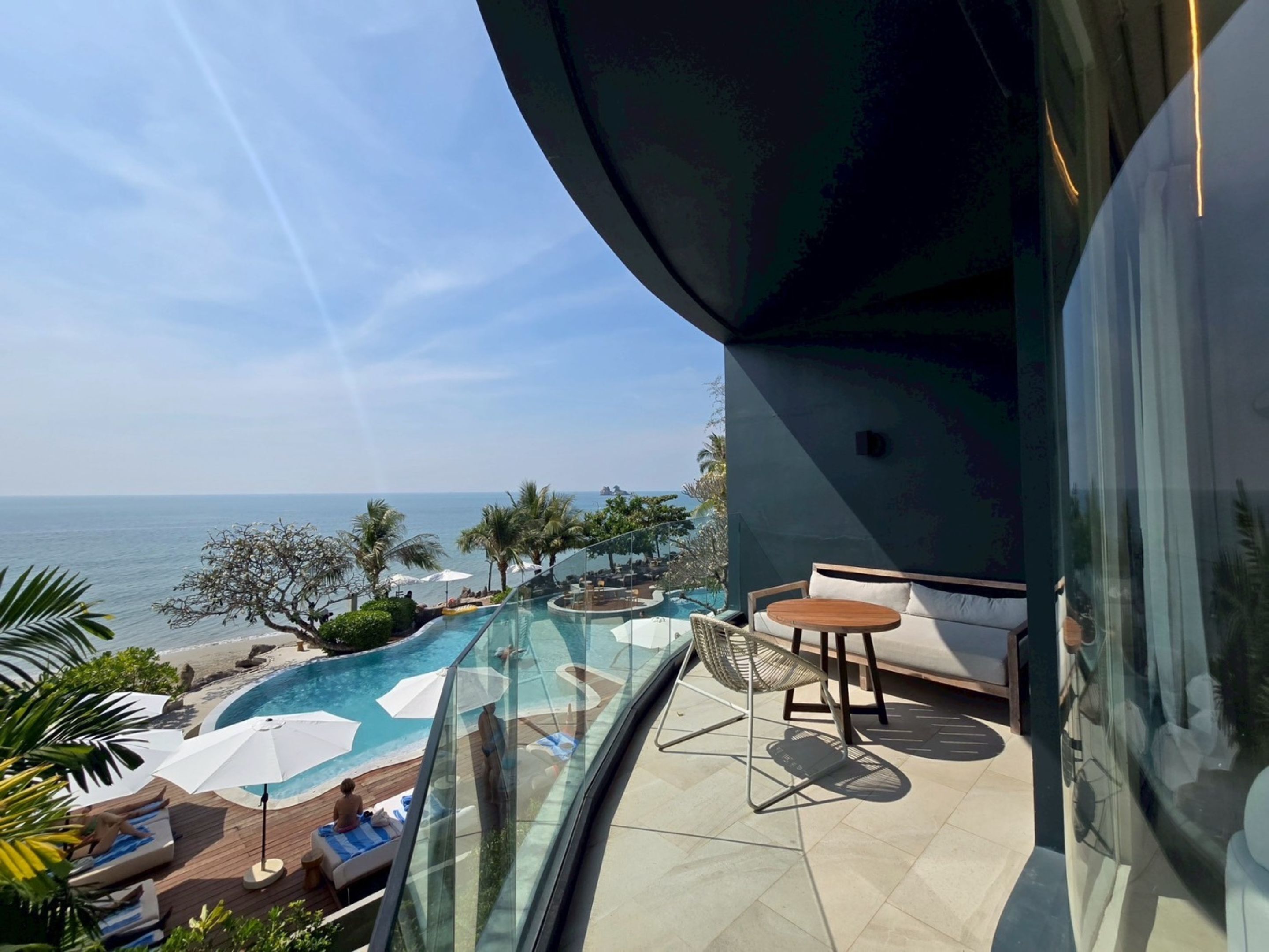 ห้องเอ็กเซกคิวทีฟสวีท (Honeymoon. Ocean Wing) | วิวระเบียง