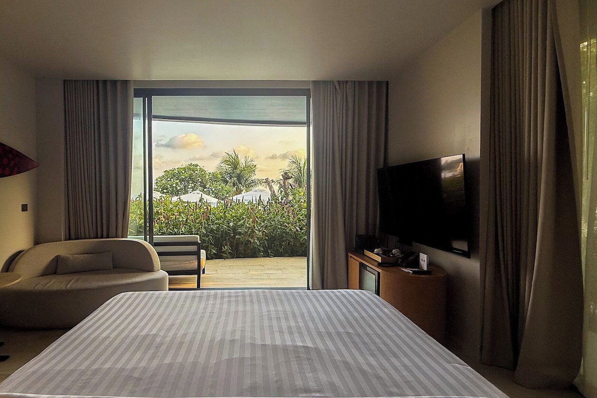 Deluxe Suite, Multiple Beds, Ocean View | Minibar, in-room safe, desk, laptop workspace