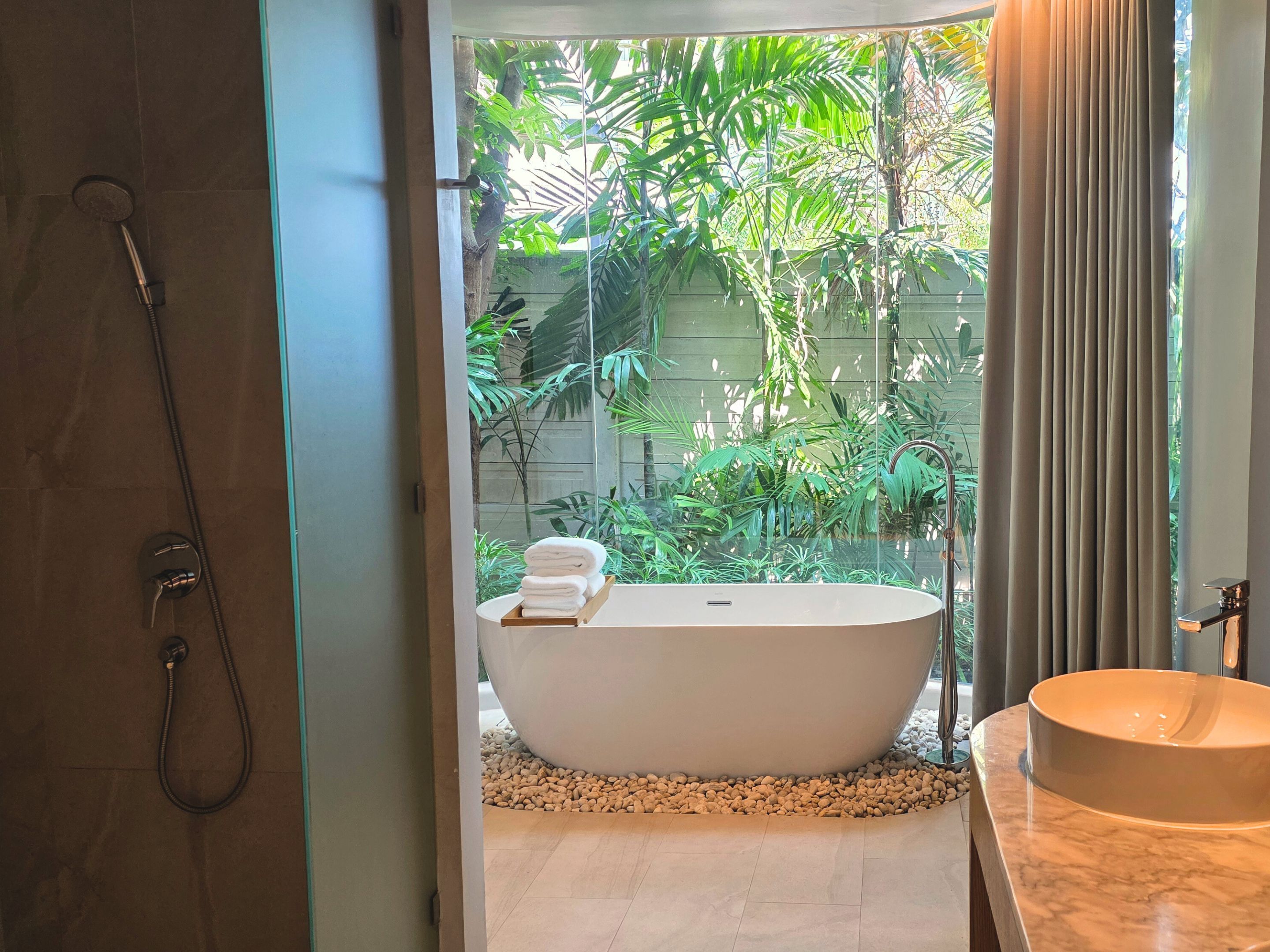 Ein modernes Badezimmer mit einer Badewanne, einem Waschbecken und einer Dusche.