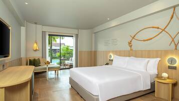 Minibar, caja de seguridad en la habitación y escritorio