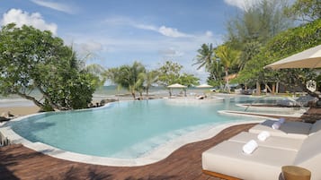 Kolam renang outdoor, dengan payung kolam renang dan kursi berjemur