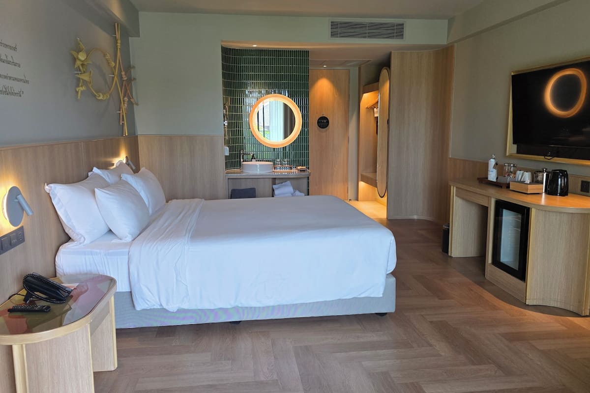 Superior Room, 1 Double Bed, Balcony | Minibar, in-room safe, desk, laptop workspace