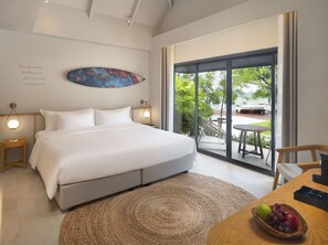 Villa ejecutiva, 1 cama de matrimonio grande, vistas al mar | Minibar, caja fuerte, escritorio y sistema de insonorización