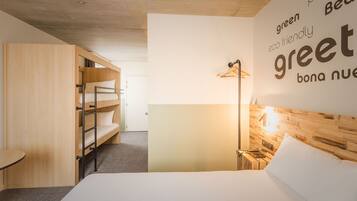 Family Room (for 4 people) | Desk, blackout drapes, soundproofing, free WiFi