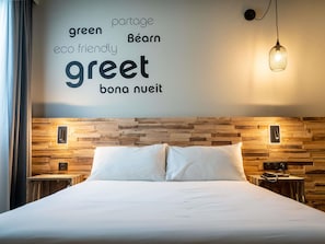 Pop room with a double bed | Skrivbord, mörklÀggningsgardiner, ljudisolering och gratis wi-fi