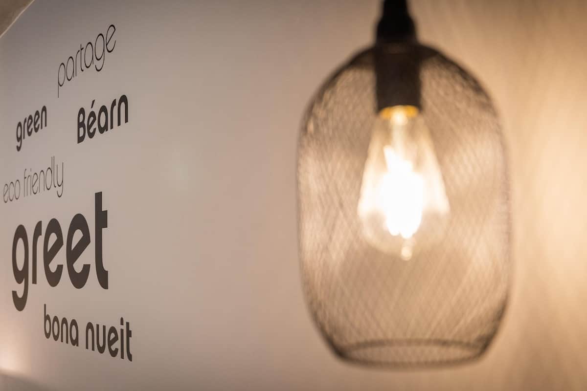 Pop room with a double bed | Escritorio, cortinas blackout, insonorización y wifi gratis