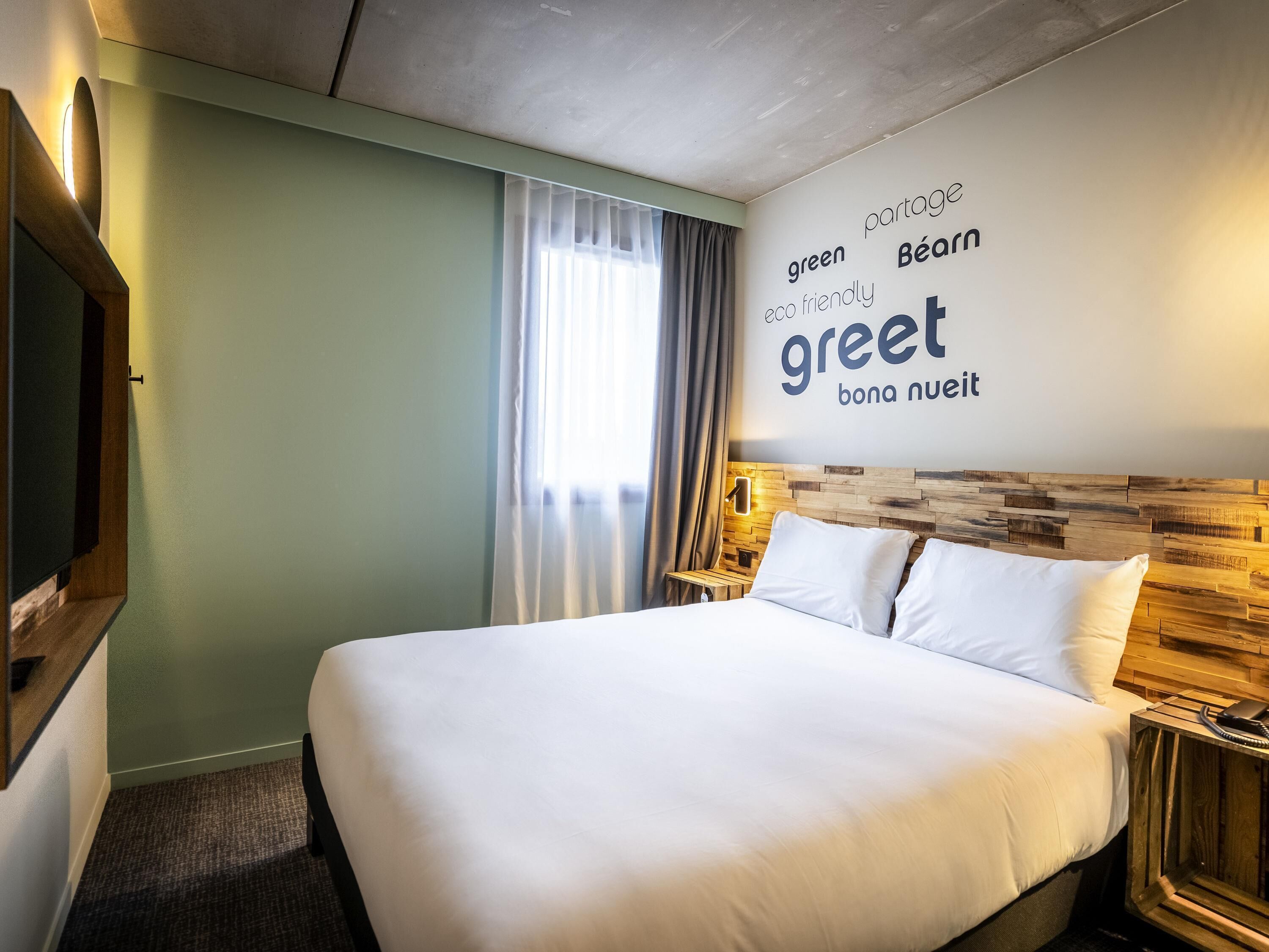 Pop room with a double bed | Escritorio, cortinas opacas, sistema de insonorización y wifi gratis