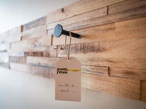 Pop room with a double bed | Skrivebord, blendingsgardiner, lydisolert og wi-fi (inkludert)