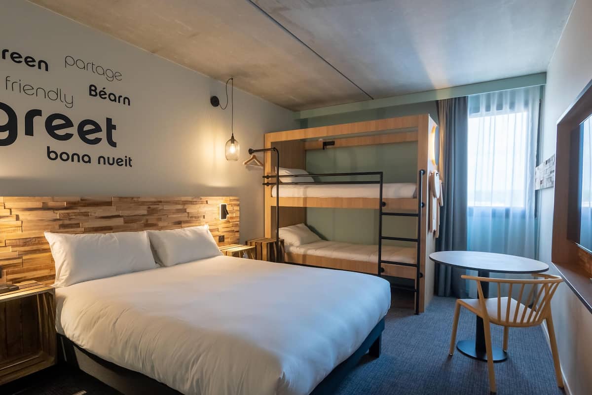 家庭房 (for 4 people) | 办公桌、遮光窗帘、隔音、免费 WiFi
