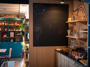 Bữa sáng buffet hàng ngày (9.50 EUR/mỗi người) 