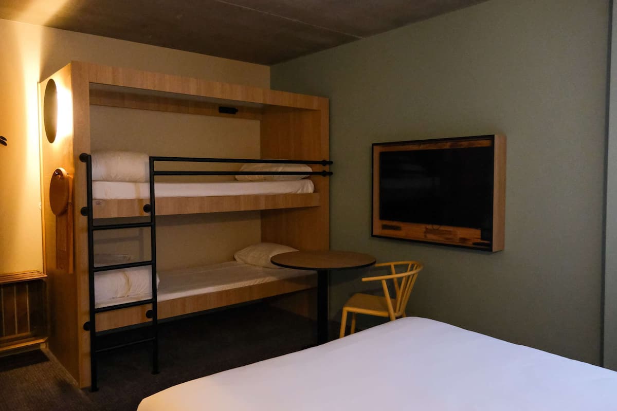 Family Room (for 4 people) | Desk, blackout drapes, soundproofing, free WiFi