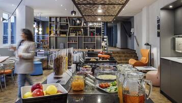 Daily continental breakfast (EUR 18 per person)