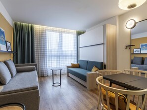 Family Studio | Hypo-allergenic bedding, in-room safe, laptop workspace, blackout drapes - Aparthotel Adagio Access Hamburg (Hamburg)