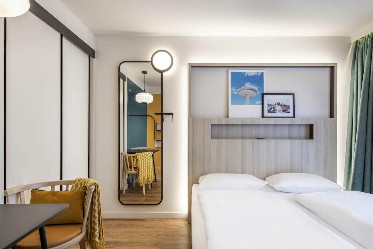 Standard Studio | Hypo-allergenic bedding, in-room safe, laptop workspace