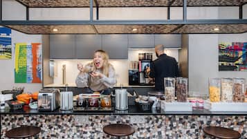 Petit dĂ©jeuner continental (18 EUR par personne)