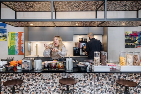 Tägliches kontinentales Frühstück gegen Gebühr. Aparthotel Adagio Access Hamburg