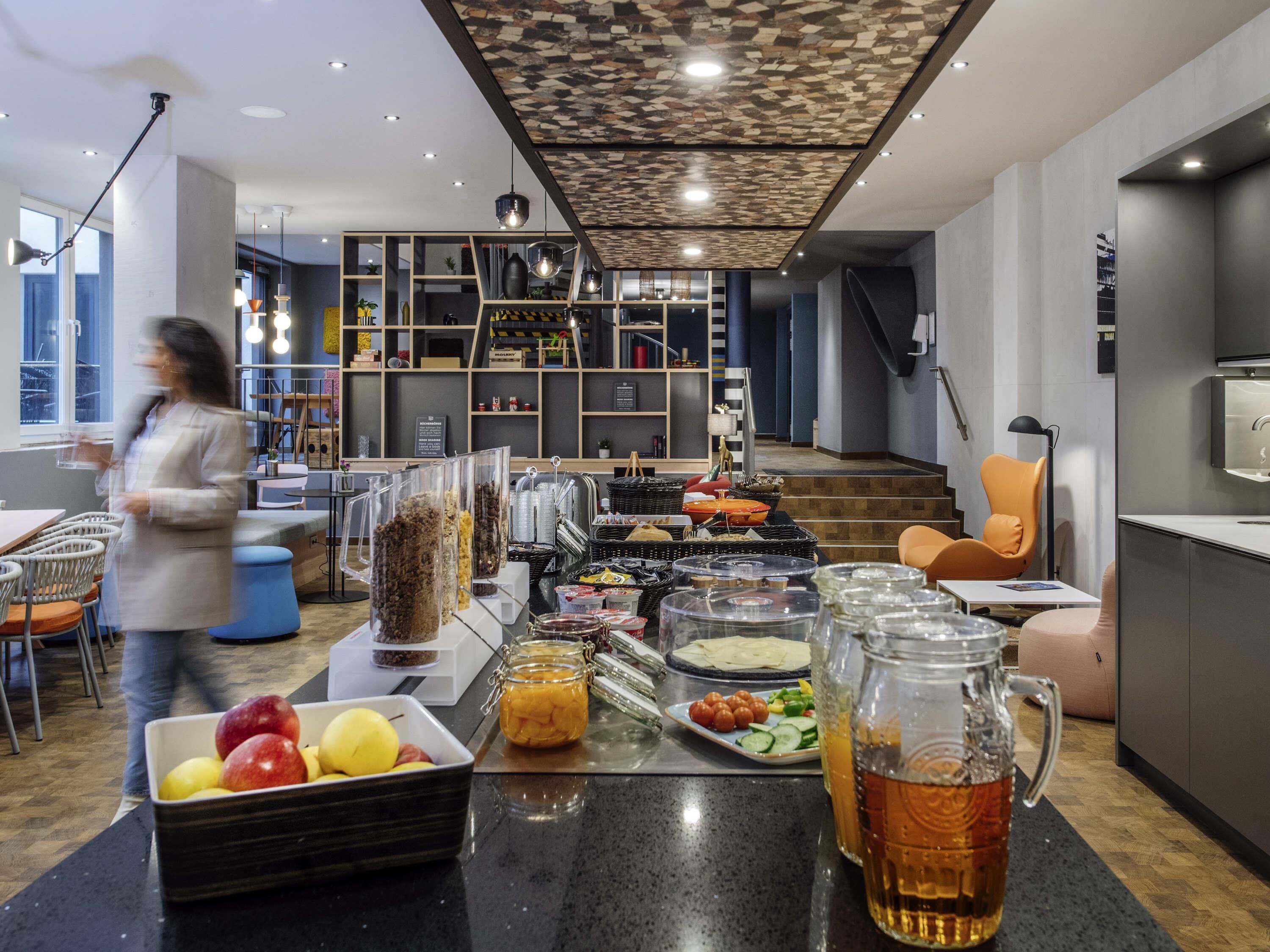 Se ofrece un desayuno continental todos los días (18 EUR por persona)