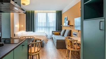 Hypo-allergenic bedding, in-room safe, laptop workspace, blackout drapes