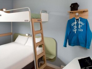 Dreibettzimmer, Mehrere Betten | Schreibtisch, Verdunkelungsvorhänge, schallisolierte Zimmer