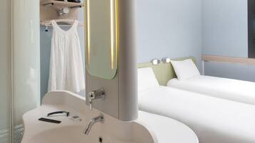 Zweibettzimmer, 2 Einzelbetten | Schreibtisch, Verdunkelungsvorhänge, schallisolierte Zimmer