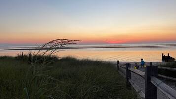 Sulla spiaggia, lettini da mare
