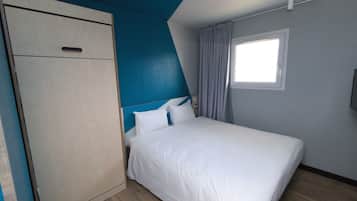 Habitación doble familiar, 1 cama matrimonial y sofá cama | Escritorio, cunas gratuitas, wifi gratis y ropa de cama