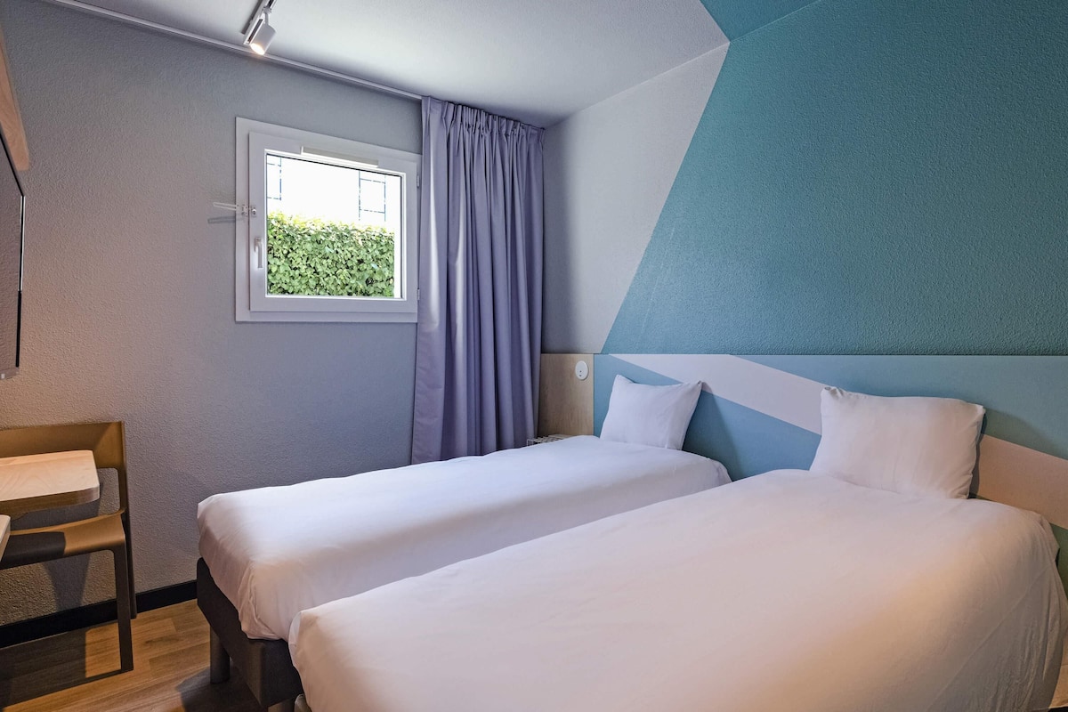 Room, 2 Twin Beds | Desk, free cribs/infant beds, free WiFi, bed sheets